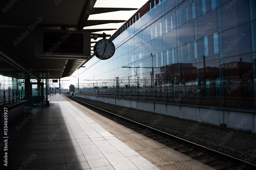 Obraz premium train station deserted platform