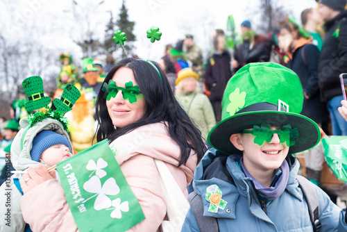 Photography woman with two sons, wearing green accessories at St