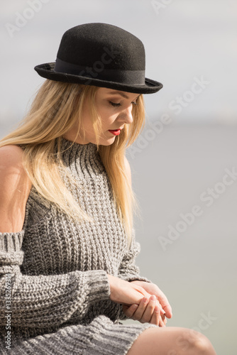 Obraz na płótnie Woman wearing fedora and jumper outdoor w salonie