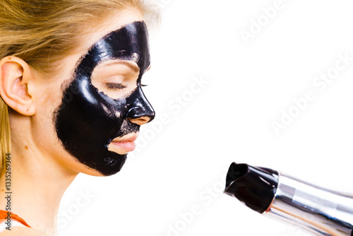 Obraz na płótnie Girl drying peel-off black mask on face w salonie