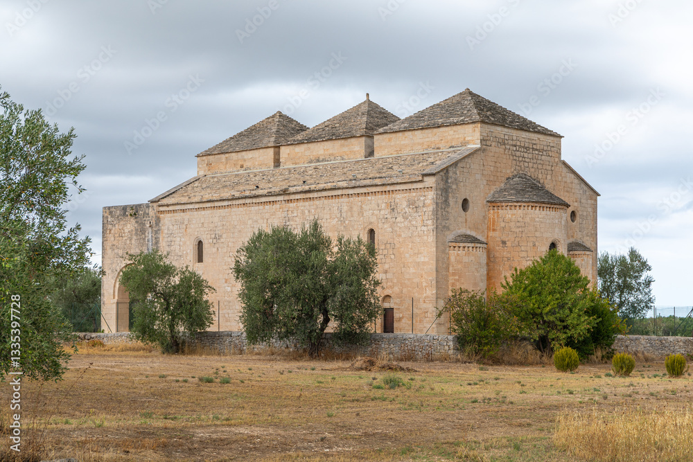 Abbazia Ognissanti Di Cuti, joyau isolé au milieu des champs, une des églises à trois coupoles les mieux conservées, à proximité de la ville de Valenzano, dans les Pouilles, Italie