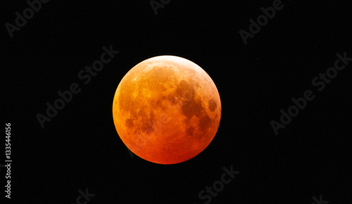 Foto The Blood Moon appears during totality in the lunar eclipse of March 14, 2025