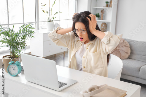 Shocked young woman with la...