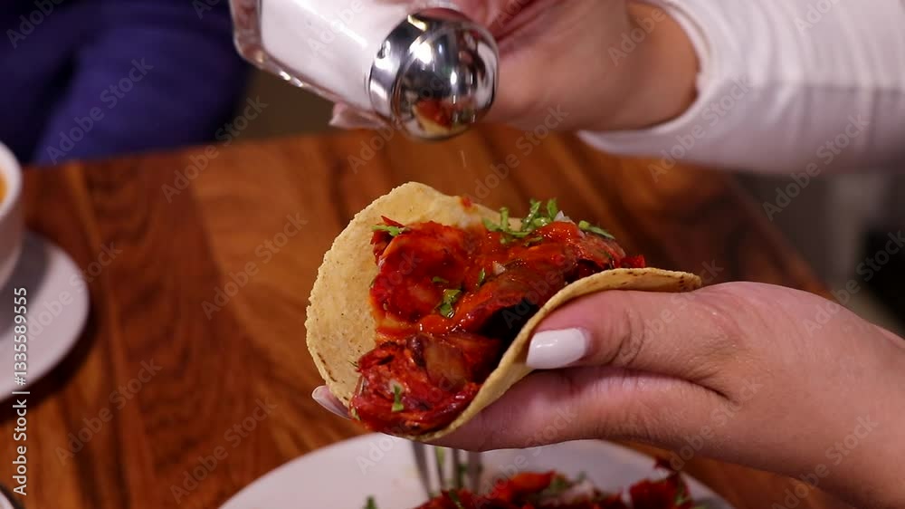 Preparando Taco al pastor con sal en slow motion