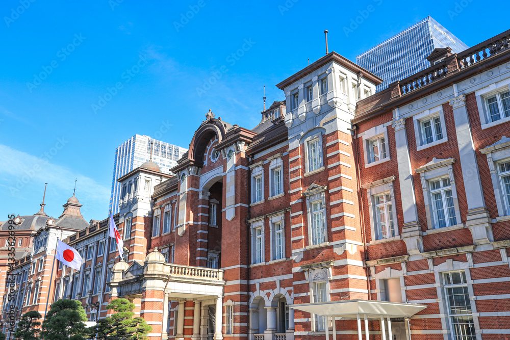 Fototapeta premium 東京駅 丸の内口周辺の都市風景