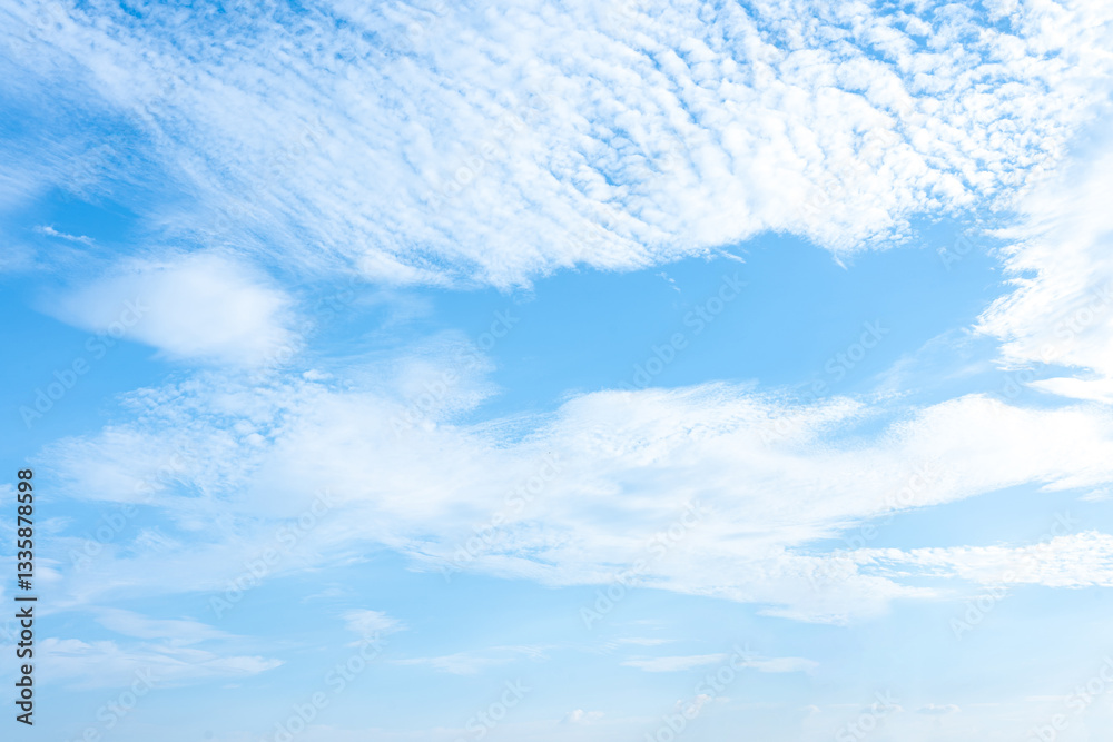 Obraz premium Serene Blue Sky with Wispy Clouds and Modern Building Under Construction