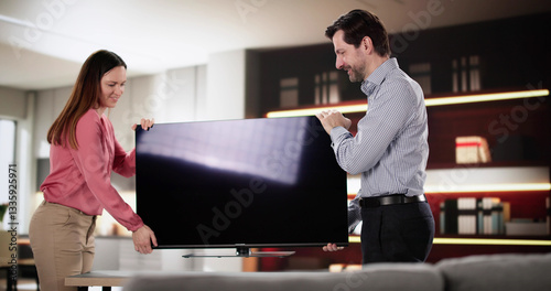 Fotografija Couple happily sets up new TV