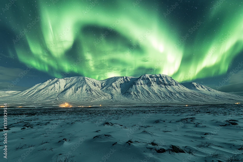 Naklejka premium Snowy Mountains Under the Northern Lights at Night