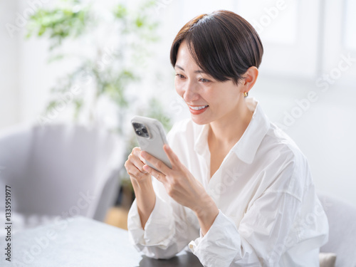 スマホを見る笑顔の女性