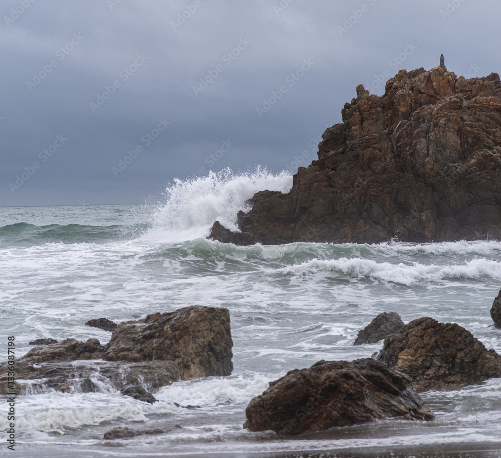 Obraz premium 嵐で荒れた危険な海