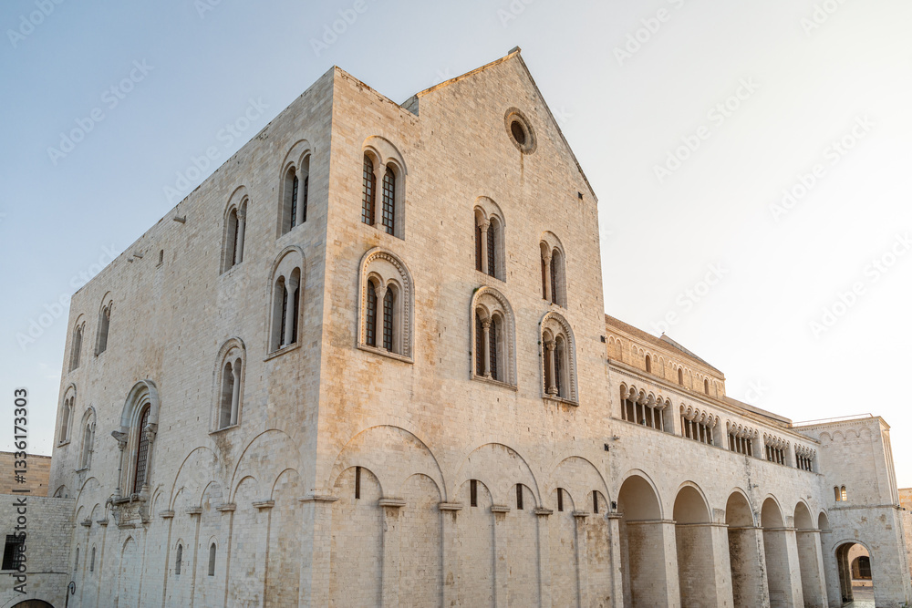 Basilica Pontificia San Nicola, à la lumière douce de fin de journée d'été, à Bari, dans les Pouilles, Italie