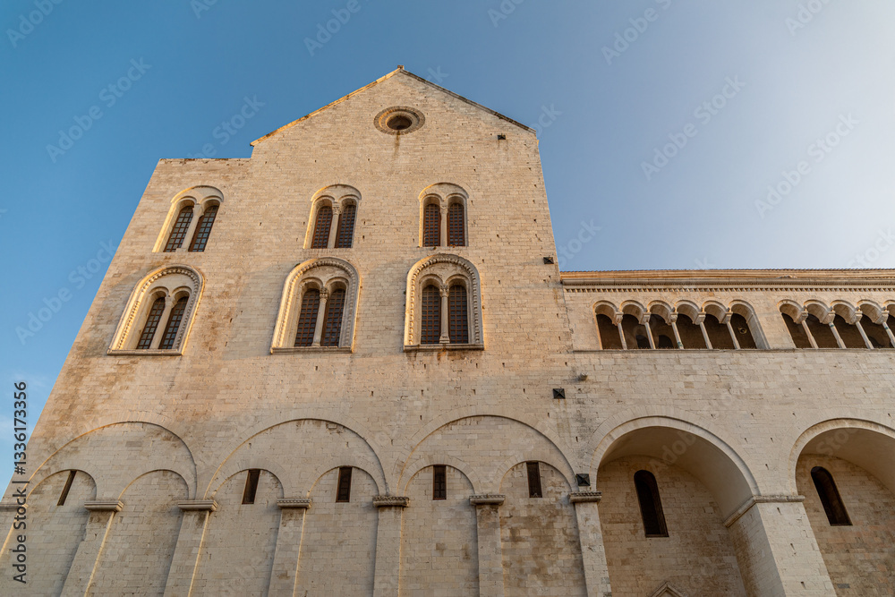 Obraz premium Basilica Pontificia San Nicola, à la lumière douce de fin de journée d'été, à Bari, dans les Pouilles, Italie