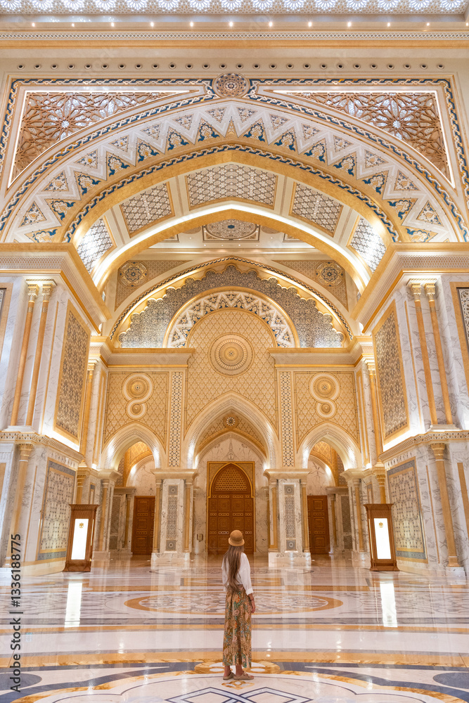 Obraz premium Tourist woman admiring the majestic qasr al watan palace in abu dhabi