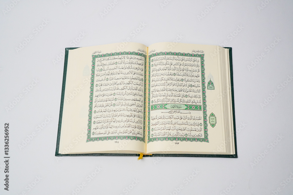 Obraz premium An open Quran displaying Surah Al-Kahf, a chapter of wisdom and guidance, often recited on Fridays by Muslims worldwide