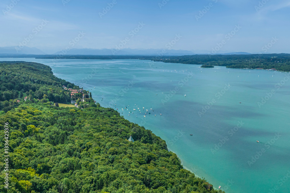 Fototapeta premium Sommer am Ostufer des Stanberger See rund um die Gemeinde Berg