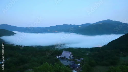 早朝の湯布院の朝霧（大分県由布市湯布院）