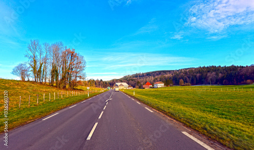 Die Route nationale 57 (N 57) bei Les Premiers Sapins im Département Doubs Richtung Besancon (Region Bourgogne-Franche-Comté) photo