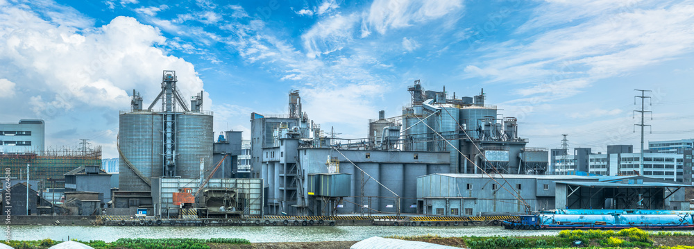 Obraz premium Exterior view of industrial factory complex