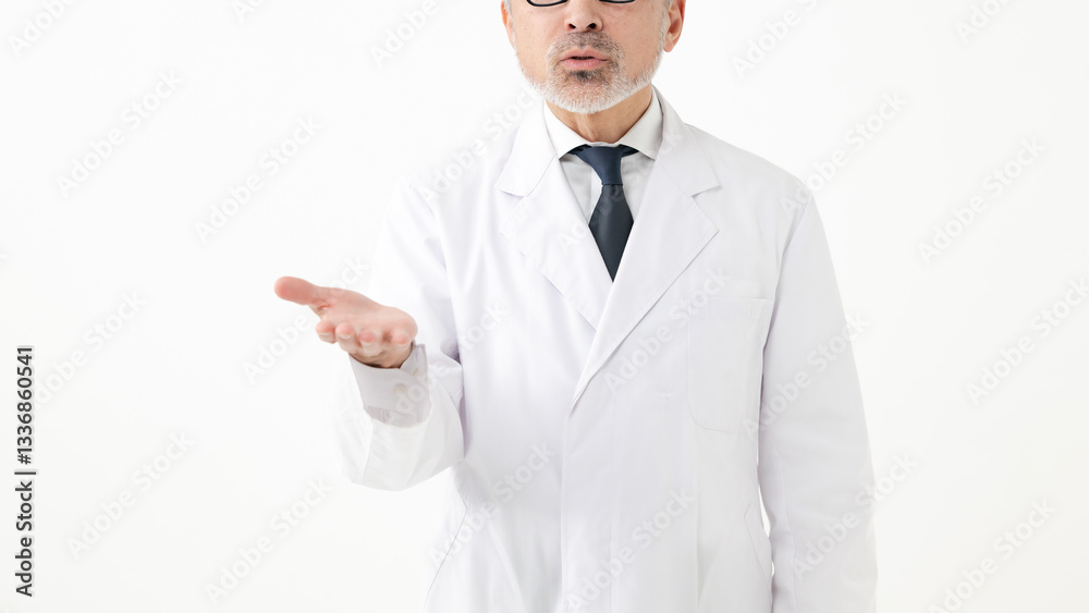 白衣を着た中高年男性 白衣を着た中高年男性