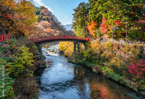 Tablou pe pânză Scenographic sight with the famous Shinkyo Bridge in Nikko during fall season