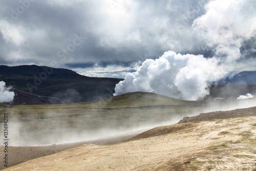 le fumarole nella zona geotermica del Leirhnjukur vicino al lago Myvatn in islanda 