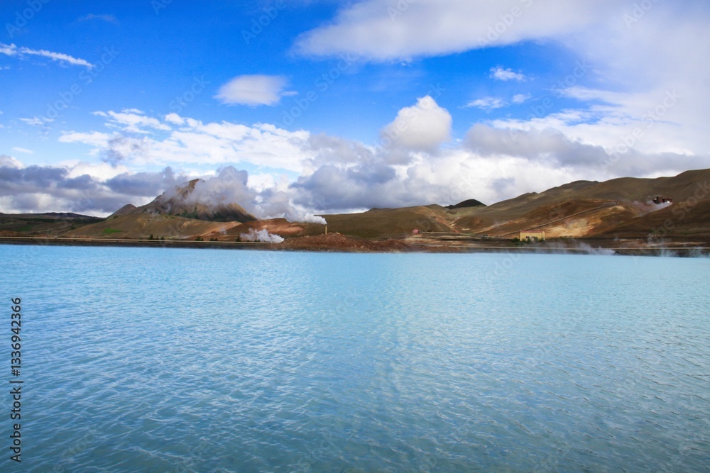 il lago nella Bjarnarflag Geothermal Power Station vicino al lago Myvatn in Islanda il lago nella Bjarnarflag Geothermal Power Station vicino al lago Myvatn in Islanda