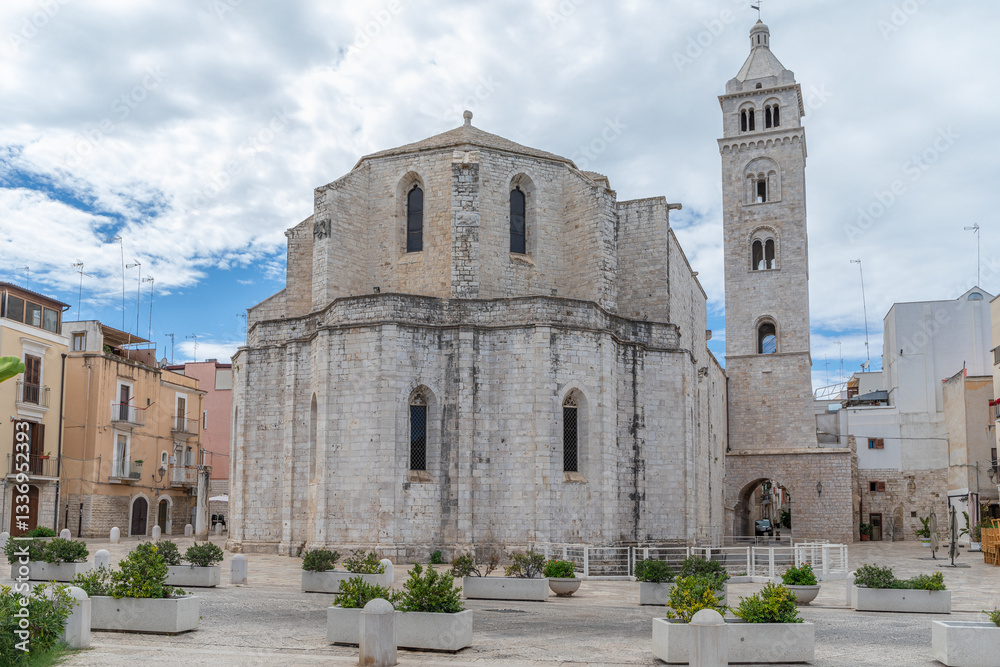 Cattedrale di Santa Maria Maggiore, depuis la Piazzetta del Duomo, à Barletta, dans les Pouilles, Italie
