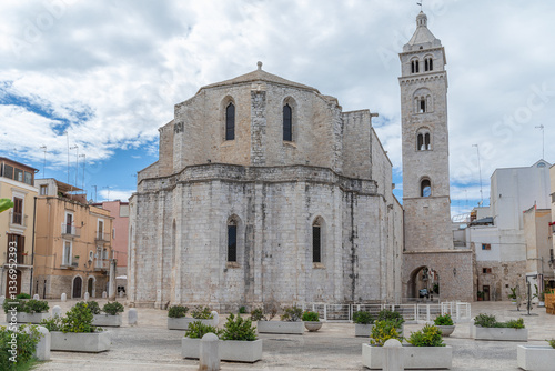 Obraz na płótnie Cattedrale di Santa Maria Maggiore, depuis la Piazzetta del Duomo, à Barletta, dans les Pouilles, Italie w salonie