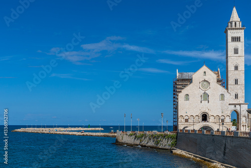 Obraz na płótnie Silhouette de la Basilica Cattedrale di Maria Santissima, face à l'Adriatique, à Trani, dans les Pouilles, Italie w salonie