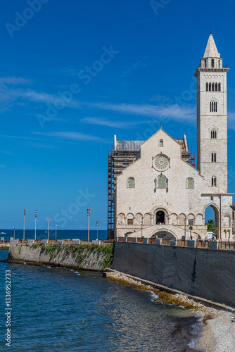 Silhouette de la Basilica Cattedrale di Maria Santissima, face à l'Adriatique, à Trani, dans les Pouilles, Italie