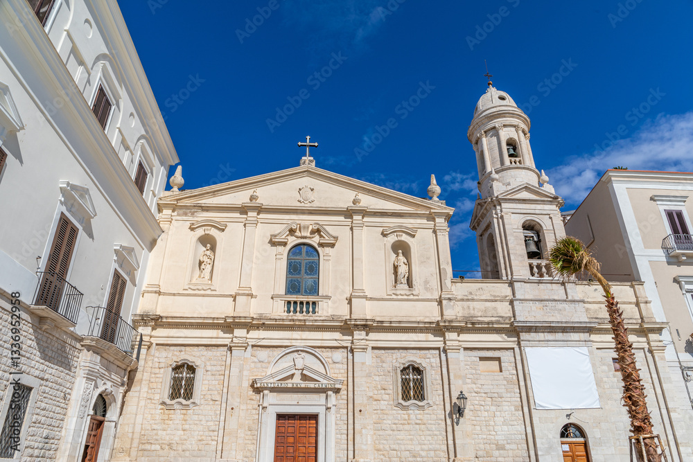 Fototapeta premium Convento Madonna del Carmine, sur la Piazza Pietro Tiepolo, face au port de Trani, dans les Pouilles, Italie