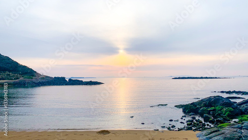 波戸岬の浜辺に沈む夕陽