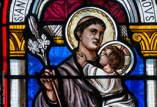Fotografía Stained glass (19th century) of Saint Anthony of Padua or Saint Antoine de Padou