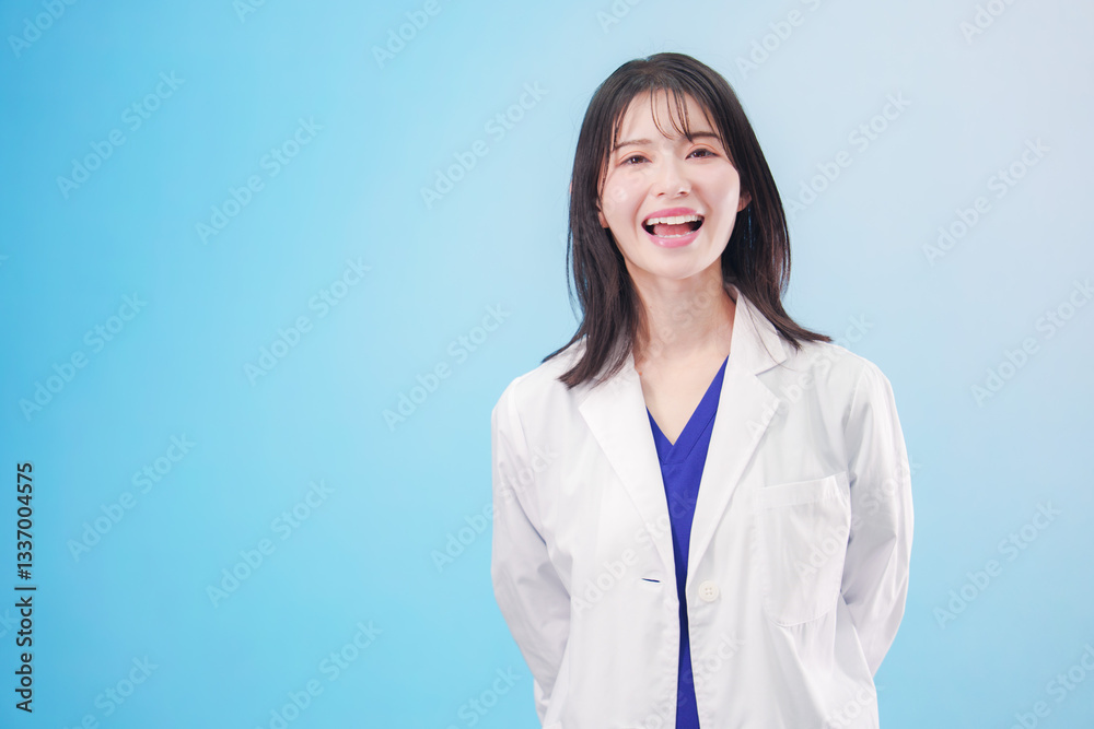 笑顔の女性科学者(水色背景) 笑顔の女性科学者(水色背景)