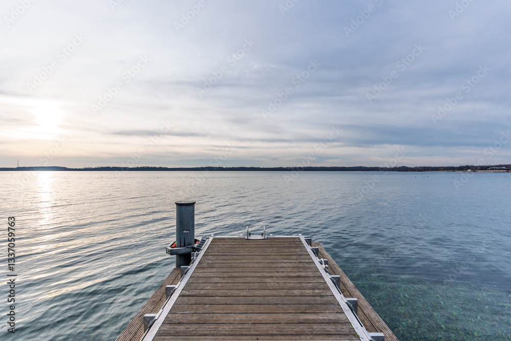 Fototapeta premium Sonnenschein durch diffuse Wolken am Cospudener See bei Leipzig, Deutschland