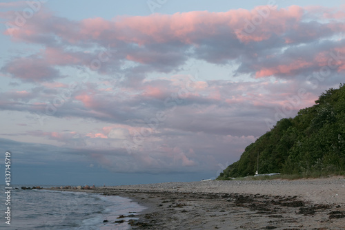 Obraz na płótnie Ostseestrand mit Steilküste und Wald nach Sonnenuntergang. w salonie