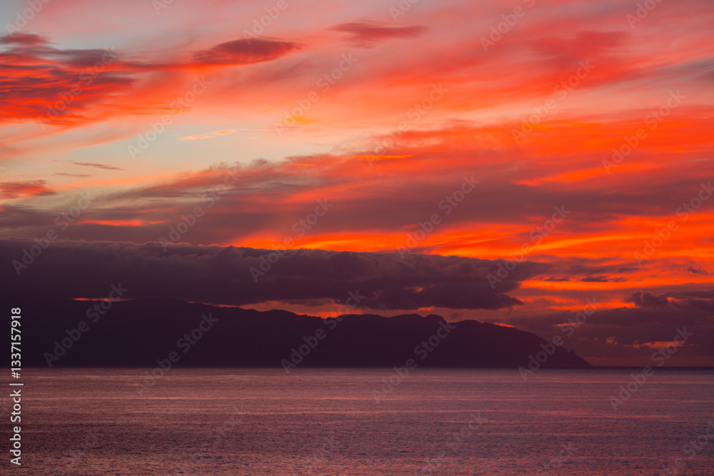 Fototapeta premium Sonnenuntergang am Meer, im Hintergrund La Gomera