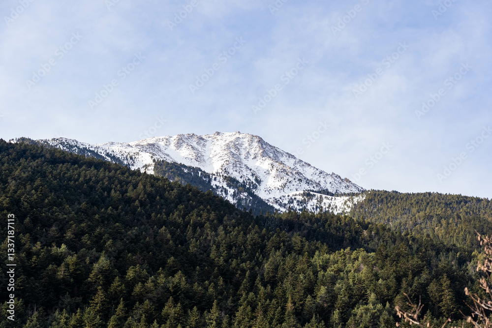 Obraz premium El Parque Nacional de Aigüestortes y Estany de Sant Maurici es un parque nacional del Alt Pirineu , el único que hay en Cataluña