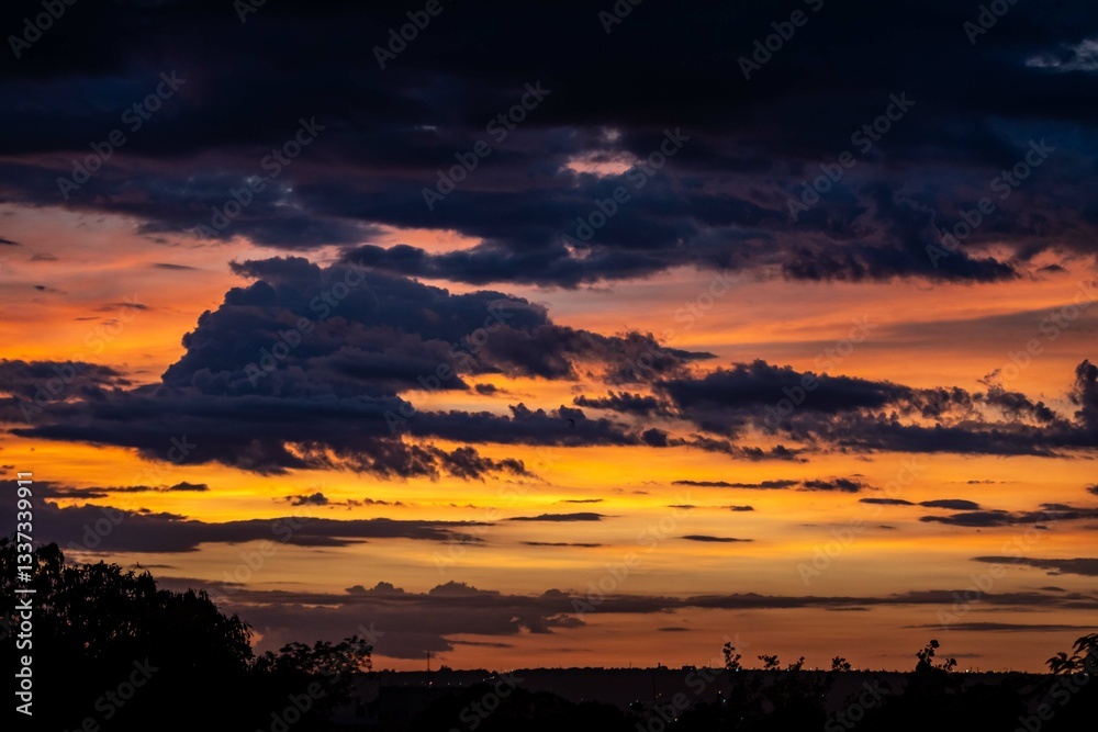 Fototapeta premium Dramatic orange sky in an iconic and idyllic formation
