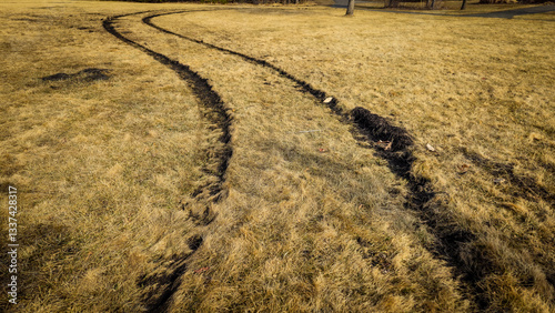 Foto tracks in the ground of a vast area of land