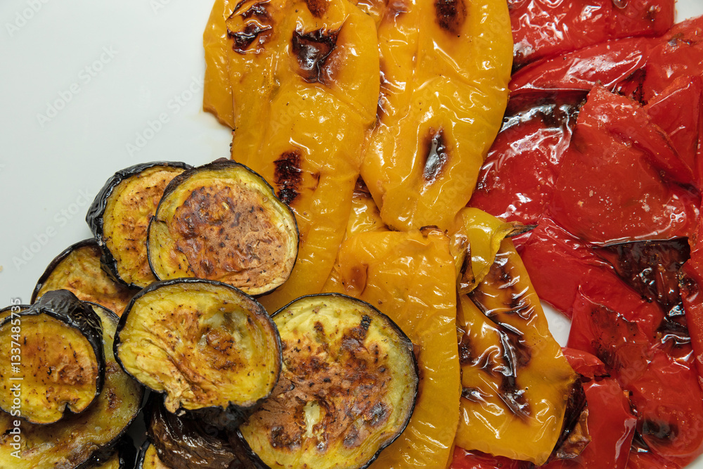 dettaglio di un piatto con verdure grigliate, tipo peperoni e zucchine a fette