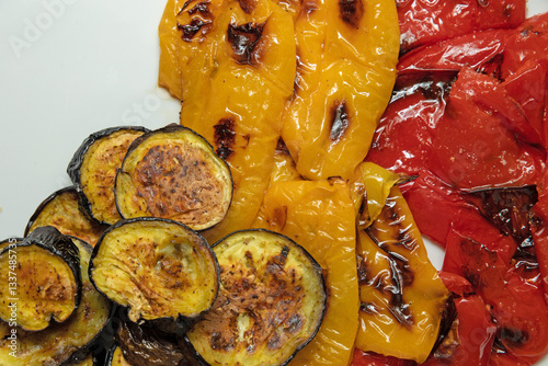 Obraz na płótnie dettaglio di un piatto con verdure grigliate, tipo peperoni e zucchine a fette w salonie
