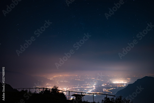 Obraz na płótnie panoramica notturna dall'alto con cielo stellato sul territorio di Gemona del Friuli, nel Friuli Venezia Giulia centro-settentrionale, velato da una leggera nebbia, in estate w salonie