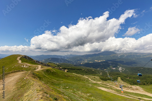 ampia vista panoramica su un ambiente naturale di montagna tra Toscana ed Emilia Romagna, di giorno, con colori brillanti, in estate