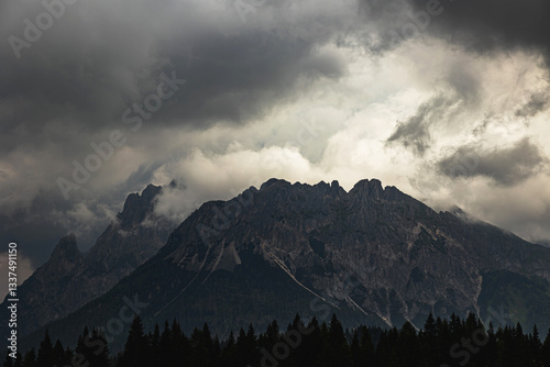 Obraz na płótnie alte catene montuose nell'Italia settentrionale, in Veneto, nell'oscurità, sotto un cielo coperto da nuvole scure e cariche di pioggia, all'arrivo di un temporale estivo w salonie