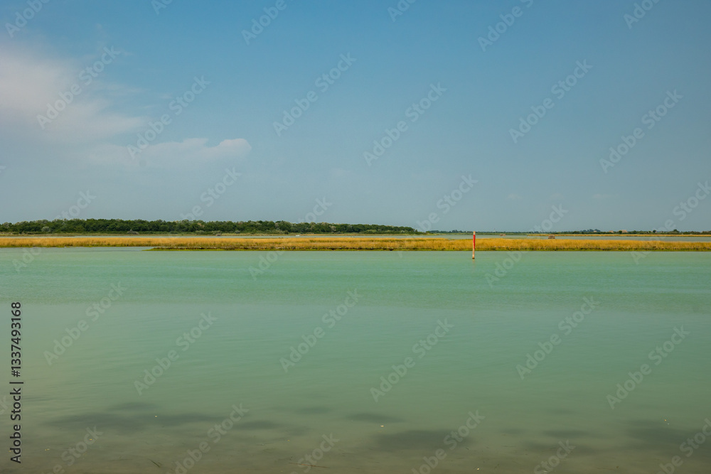 vista dettagliata su una bellissima area lagunare di mare del mare Adriatico, lungo la costa nella regione Veneto, nel nord-est Italia, di giorno, in estate