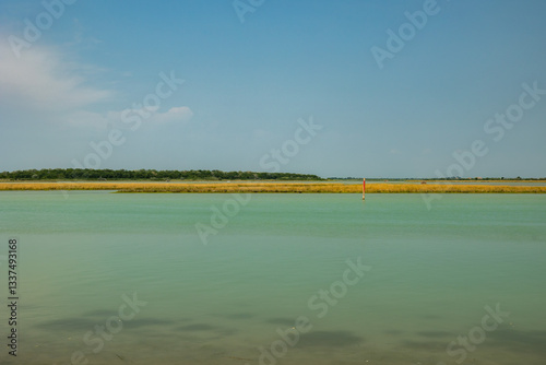 Obraz na płótnie vista dettagliata su una bellissima area lagunare di mare del mare Adriatico, lungo la costa nella regione Veneto, nel nord-est Italia, di giorno, in estate w salonie