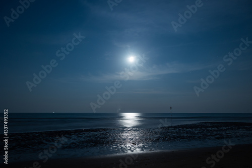 Obraz na płótnie panoramica notturna su un ambiente marino sul mare Adriatico dalla costa della regione Veneto, con mare calmo, mentre la luna si riflette sull'acqua, in estate w salonie