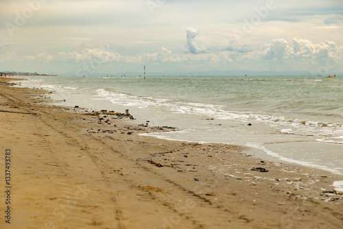 Obraz na płótnie onde del mare Adriatico che bagnano la sabbia lungo una spiaggia in Italia, in estate w salonie