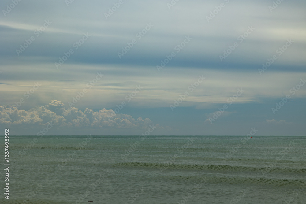 vista dettagliata del mare Adriatico calmo, di giorno, in estate, con cielo nuvoloso